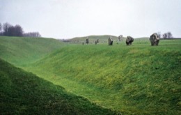 Avebury,-stone-circle,-henge,-megalith,-Neolithic,-UNESCO-World-Heritage-Site,-Wiltshire,-England,-prehistoric-monument,-sarsen-stone,-archaeology,-Stonehenge,-Early-Bronze-Age,-ceremonial-site,-ritual-landscape,-Alexander-Keiller,-National-Trust,-ancient-monument,-archaeological-site,-Neolithic-Britain,-sacred-landscape,-prehistoric-astronomy,-ancient-Britain,-heritage-site,-Kaleidos,-Kaleidos-images,-La-parole-à-limage,-Tarek-Charara